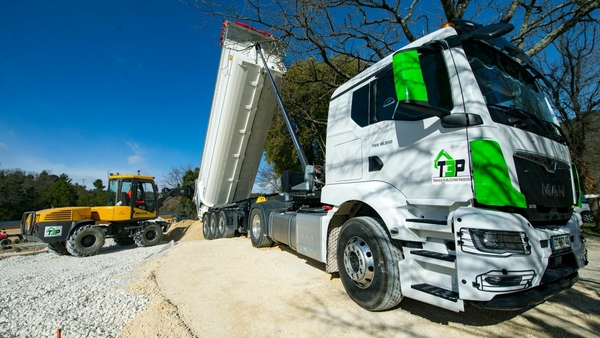 Approvisionnement de matériaux - tour de piscine dans un camping en ardeche